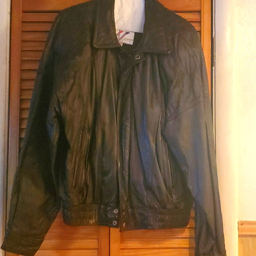 Mens size medium black leather jacket.